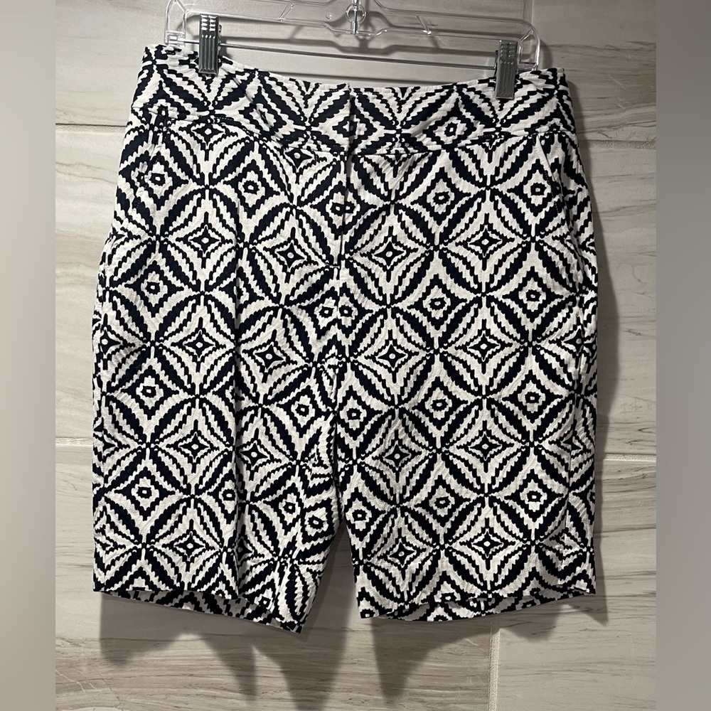 Dana Buchman Bermuda
Dress Shorts in Size 10